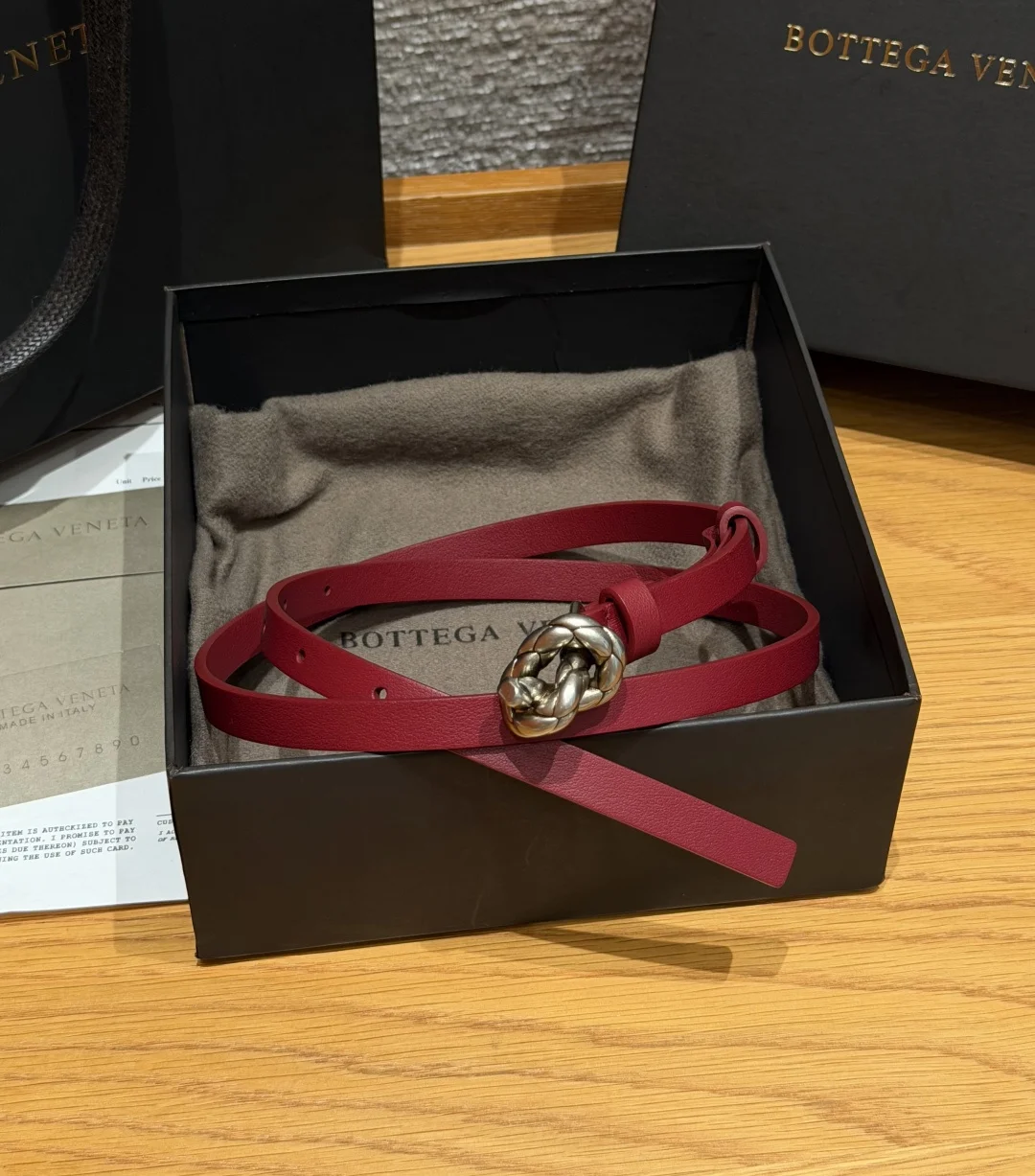 BV家 Small Knot Belt 15mm 迷你Knot腰带 细款牛皮革腰带 金属绳结搭扣 针扣开合 里外均为牛皮革材质 五金为缪斯黄铜饰面 1.5厘米纤细窄宽适配西装 牛仔裤 连衣裙 极简高级风 日常通勤 轻奢送礼首选 建议参照尺码表选择合适的尺码 全套包装齐全 宽度width 1.5cm