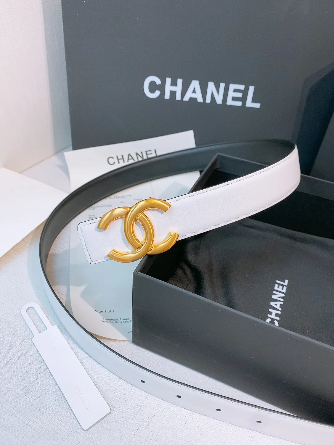 -香家双面小牛皮扣腰带系列 Ceinture 30 mm Reversible en Cuir de Veau Lisse30毫米双面腰带带身 采用光滑小牛皮制作 双面均为小牛皮 兼容30毫米规格可替换扣头 日常通勤 穿搭造型都非常百搭 是品牌标志性的经典款 建议参照尺码表选择合适的尺码 宽度width 3.0cm