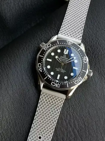  太阳出品出品 ER全新力作 匠心传承 OMEGA 欧米茄 007-Seamaster Diver 300M  LX6 独家定制版本   市场唯一对版版本 后盖对版 精磨网带 头粒与原版一致 表壳采用904精钢材质 抛光闪耀 坚固耐磨 不易氧化 长久佩戴依旧光采如新    手工精磨水晶蓝宝石锅盖玻璃 闪亮耐刮 非普通玻璃镀膜 太阳出品精致推荐男士机械腕表 