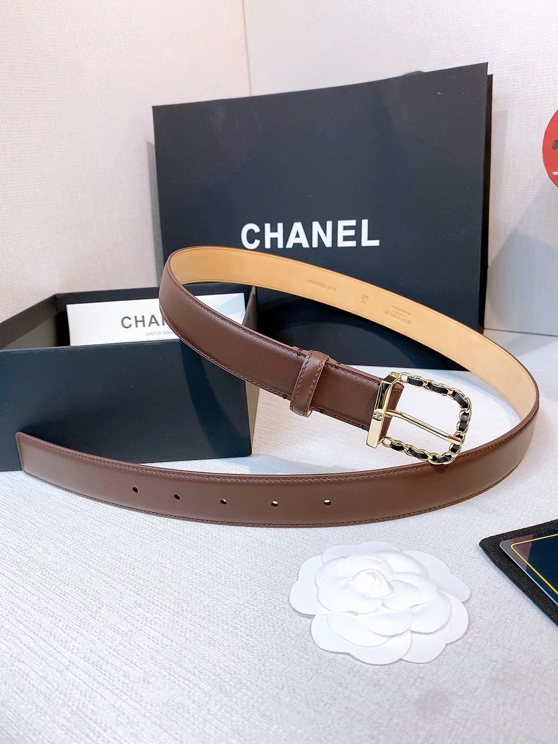 香家 Leather belt 30mm 皮质腰带简约方形金属扣头 搭配光滑小牛皮腰带 品牌标志性通勤配饰 适配西装 大衣 休闲裤等多种穿搭 可调节打孔适配多种腰围 通勤轻奢百搭款 建议参照尺码表选择合适的尺码 宽度width 3.0cm