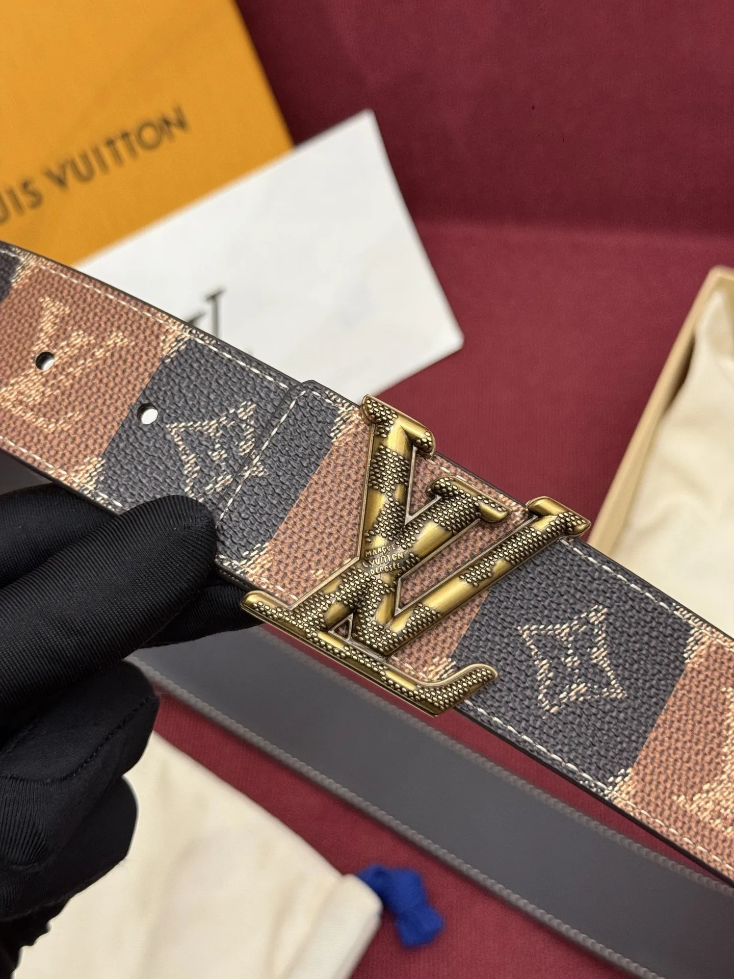 原单LV皮带|高仿LV皮带|精仿LV皮带|一比一LV皮带LV Initiales College Monogram Heritage 40mm可翻转腰带一出现便给人留下了深刻印象 在带有Monogram涂层帆布一侧的带子上 品牌的标志通过重复的块状图案得以展现 而背面则是实心皮革 闪亮的皮带扣为这一精湛工艺的展示画上了完美的句号 