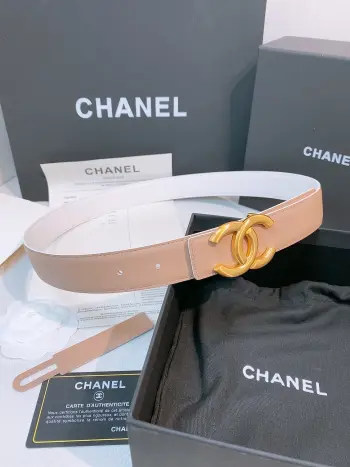 -香家双面小牛皮扣腰带系列 Ceinture 30 mm Reversible en Cuir de Veau Lisse30毫米双面腰带带身 采用光滑小牛皮制作 双面均为小牛皮 兼容30毫米规格可替换扣头 日常通勤 穿搭造型都非常百搭 是品牌标志性的经典款 建议参照尺码表选择合适的尺码 宽度width 3.0cm