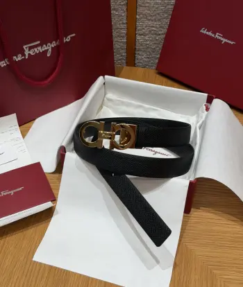 菲拉女装腰带 双面可调式Gancini皮带 25mm Reversible and adjustable Gancini belt (Women s Slim)这款女士窄版皮带由柔软的粒纹牛皮革制成 饰有Gancini扣饰 风格柔美且灵活搭配 为造型增添一丝随性优雅的气质 皮带采用2.5厘米窄版设计 适合搭配利落的精裁服装和休闲服饰 长度可调节 实现量身定制般的修身效果 日常通勤 休闲穿搭 送礼都很合适 建议参照尺码表选择合适的码数 全套原装礼盒包装齐全 宽度width 2.5cm