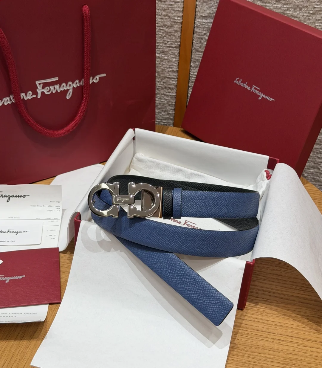 菲拉女装腰带 双面可调式Gancini皮带 25mm Reversible and adjustable Gancini belt (Women s Slim)这款女士窄版皮带由柔软的粒纹牛皮革制成 饰有Gancini扣饰 风格柔美且灵活搭配 为造型增添一丝随性优雅的气质 皮带采用2.5厘米窄版设计 适合搭配利落的精裁服装和休闲服饰 长度可调节 实现量身定制般的修身效果 日常通勤 休闲穿搭 送礼都很合适 建议参照尺码表选择合适的码数 全套原装礼盒包装齐全 宽度width 2.5cm