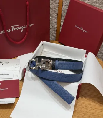 菲拉女装腰带 双面可调式Gancini皮带 25mm Reversible and adjustable Gancini belt (Women s Slim)这款女士窄版皮带由柔软的粒纹牛皮革制成 饰有Gancini扣饰 风格柔美且灵活搭配 为造型增添一丝随性优雅的气质 皮带采用2.5厘米窄版设计 适合搭配利落的精裁服装和休闲服饰 长度可调节 实现量身定制般的修身效果 日常通勤 休闲穿搭 送礼都很合适 建议参照尺码表选择合适的码数 全套原装礼盒包装齐全 宽度width 2.5cm