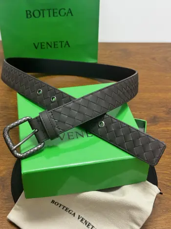 BOTTEGA VENETA 3.5cm 咖小牛皮皮革手工编织 手工编织新款牛皮经典之作 每个细节都体现出至高的品味和格调 整体造型增添优雅韵味 低调奢华的典范 优雅迷人气息且精致的手工艺制作 