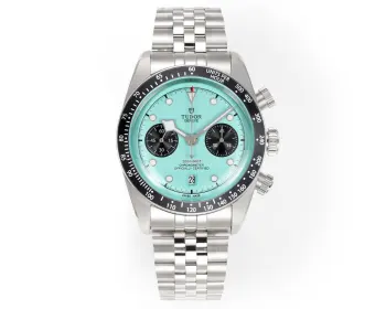  太阳出品出品 白壳 3T新品 帝舵 TUDOR  KV3 碧湾计时型 Black Bay Chrono系列是一款融合潜水表传统与赛车计时功能的混合型腕表 以其复古美学与现代技术著称 以下是该系列的主要特点及型号简介 设计灵感与风格- **复古元素** 表盘设计灵感源自1950年代帝舵潜水表和标志性 雪花 指针   镜面使用蓝宝石锅盖玻璃更显突出 同时向1970年首款计时码表Oysterdate致敬 兼具运动与优雅特质 适合追求经典与现代融合的腕表爱好者 