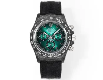  太阳出品出品 碳纤维 TW Factory 劳力士 ROLEX  HB1 宇宙计时迪通拿系列之碳纤维定制版 腕表不仅佩戴轻便 外表坚硬 且每一只腕表都拥有独一无二的碳纤花纹材质   表壳 腕表尺寸40X12.4吻合原装 Tw工厂实力铸造碳纤维劳力士的独特风采 市场独家做到 整个壳套   圈口包括底盖均采用高复合碳纤维和超强夜光粉所打造  太阳出品精致推荐男士多功能机械腕表 