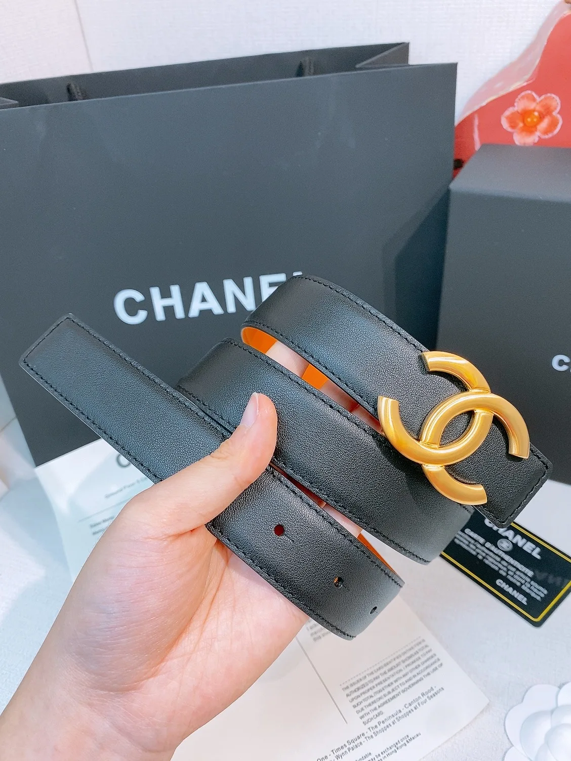-香家双面小牛皮扣腰带系列 Ceinture 30 mm Reversible en Cuir de Veau Lisse30毫米双面腰带带身 采用光滑小牛皮制作 双面均为小牛皮 兼容30毫米规格可替换扣头 日常通勤 穿搭造型都非常百搭 是品牌标志性的经典款 建议参照尺码表选择合适的尺码 宽度width 3.0cm