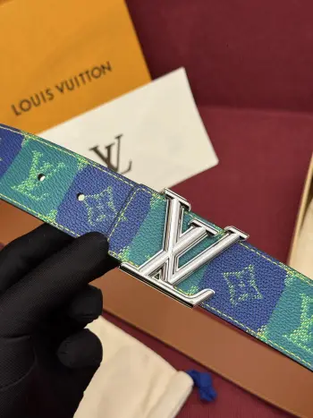 LV Initiales College Monogram Heritage 40mm可翻转腰带一出现便给人留下了深刻印象 在带有Monogram涂层帆布一侧的带子上 品牌的标志通过重复的块状图案得以展现 而背面则是实心皮革 闪亮的皮带扣为这一精湛工艺的展示画上了完美的句号 