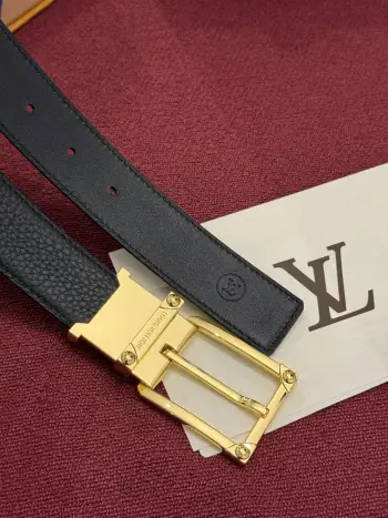 LV 角钉式 Trunk 35mm 可翻转腰带造型简洁 灵感源自路易威登在工艺精湛方面的悠久传统 两侧光滑的皮革搭配带有金属装饰细节的方形扣环 旨在仿效品牌标志性箱包的铆钉设计 这款多用途款式既适合休闲装束 也适合较为正式的场合