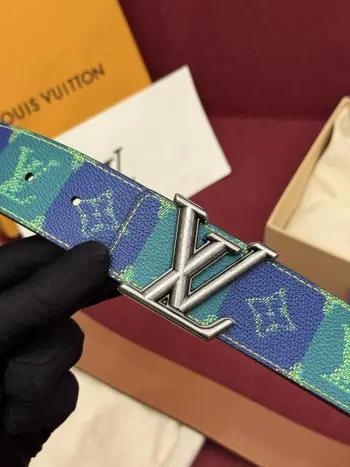 LV Initiales College Monogram Heritage 40mm可翻转腰带一出现便给人留下了深刻印象 在带有Monogram涂层帆布一侧的带子上 品牌的标志通过重复的块状图案得以展现 而背面则是实心皮革 闪亮的皮带扣为这一精湛工艺的展示画上了完美的句号 