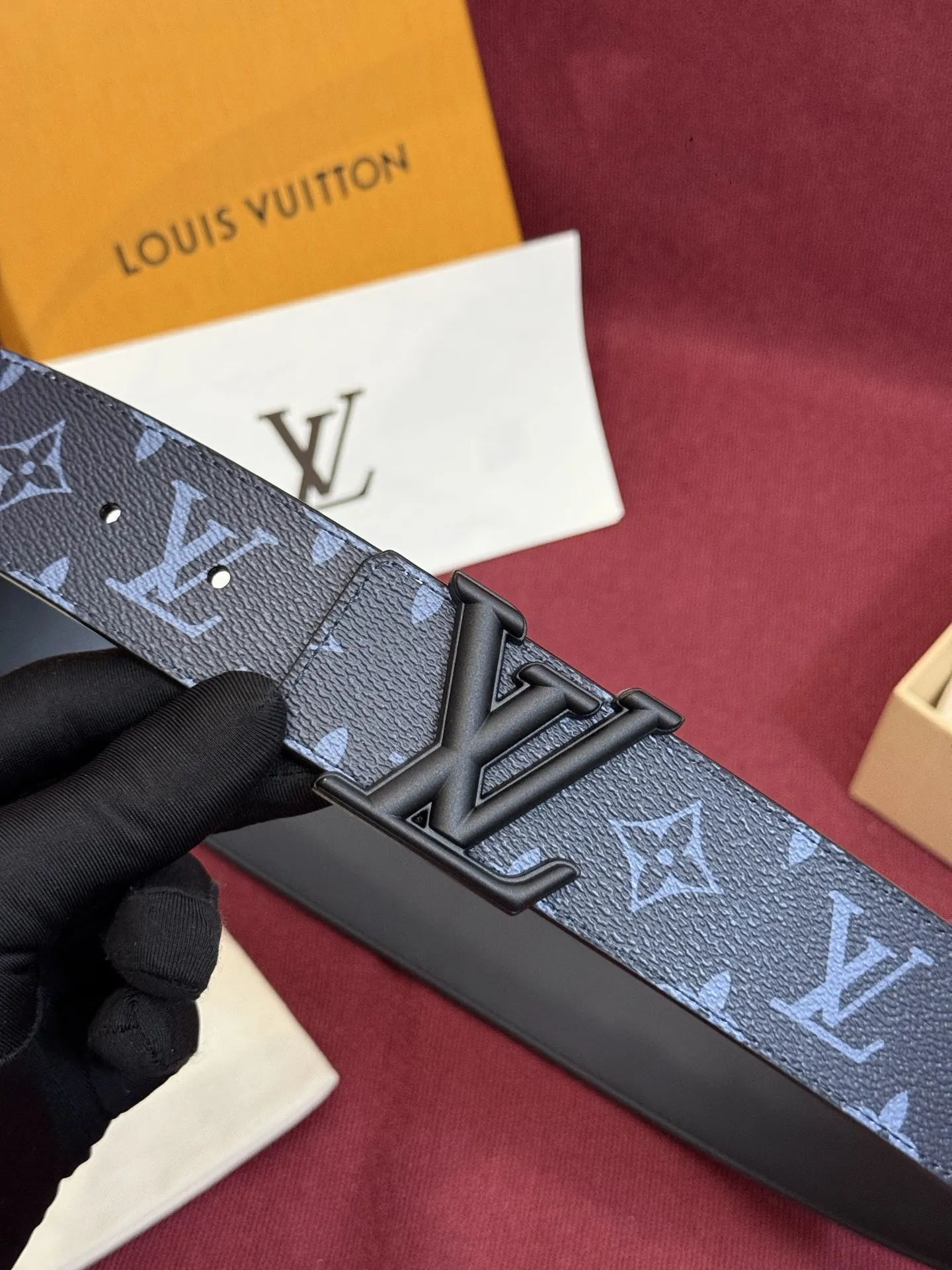 原单LV皮带|高仿LV皮带|精仿LV皮带|一比一LV皮带这款由西班牙制造的 LV Initiales Monogram 40mm 可翻转腰带采用了与秋季氛围相契合的色彩搭配 因其简洁而标志性的扣环而备受推崇 该款式一侧饰有 Monogram 帆布图案 另一面则为蓝色皮革反衬 为日常穿着增添了几分格调与舒适感 