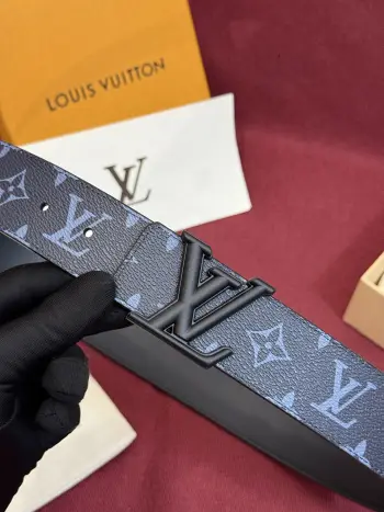 这款由西班牙制造的 LV Initiales Monogram 40mm 可翻转腰带采用了与秋季氛围相契合的色彩搭配 因其简洁而标志性的扣环而备受推崇 该款式一侧饰有 Monogram 帆布图案 另一面则为蓝色皮革反衬 为日常穿着增添了几分格调与舒适感 