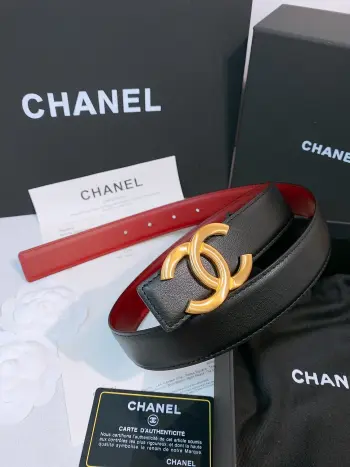 -香家双面小牛皮扣腰带系列 Ceinture 30 mm Reversible en Cuir de Veau Lisse30毫米双面腰带带身 采用光滑小牛皮制作 双面均为小牛皮 兼容30毫米规格可替换扣头 日常通勤 穿搭造型都非常百搭 是品牌标志性的经典款 建议参照尺码表选择合适的尺码 宽度width 3.0cm