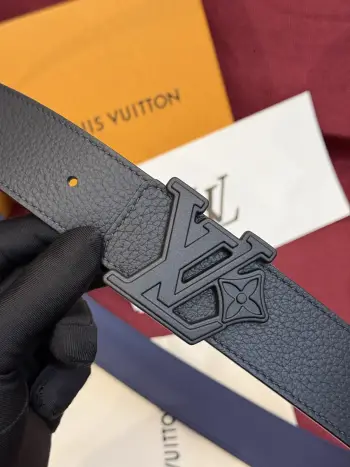 本款 Damier LV 40 毫米双面腰带做工精良 风格经典 深色牛皮革皮带与 LV 字母搭扣优雅相称 