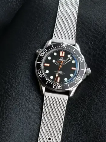  太阳出品出品 ER全新力作 匠心传承 OMEGA 欧米茄 007-Seamaster Diver 300M  LX6 独家定制版本   市场唯一对版版本 后盖对版 精磨网带 头粒与原版一致 表壳采用904精钢材质 抛光闪耀 坚固耐磨 不易氧化 长久佩戴依旧光采如新    手工精磨水晶蓝宝石锅盖玻璃 闪亮耐刮 非普通玻璃镀膜 太阳出品精致推荐男士机械腕表 