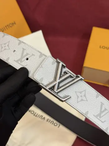 这款由西班牙制造的 LV Initiales Monogram 40mm 可翻转腰带采用了与秋季氛围相契合的色彩搭配 因其简洁而标志性的扣环而备受推崇 该款式一侧饰有 Monogram 帆布图案 另一面则为蓝色皮革反衬 为日常穿着增添了几分格调与舒适感 