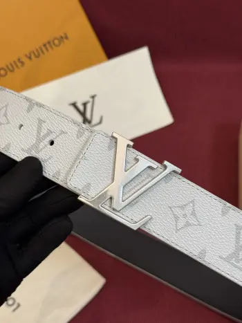这款由西班牙制造的 LV Initiales Monogram 40mm 可翻转腰带采用了与秋季氛围相契合的色彩搭配 因其简洁而标志性的扣环而备受推崇 该款式一侧饰有 Monogram 帆布图案 另一面则为蓝色皮革反衬 为日常穿着增添了几分格调与舒适感 