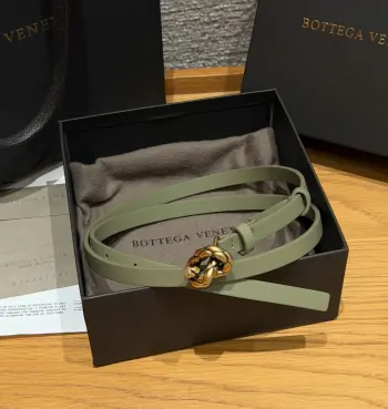 BV家 Small Knot Belt 15mm 迷你Knot腰带 细款牛皮革腰带 金属绳结搭扣 针扣开合 里外均为牛皮革材质 五金为缪斯黄铜饰面 1.5厘米纤细窄宽适配西装 牛仔裤 连衣裙 极简高级风 日常通勤 轻奢送礼首选 建议参照尺码表选择合适的尺码 全套包装齐全  宽度width 1.5cm