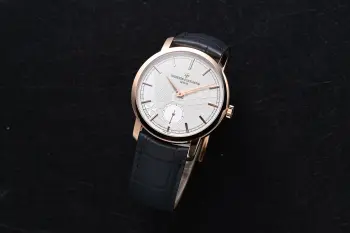 太阳出品出品 白壳  Traditionnelle 江诗丹顿 VC MO1 传袭系列 270周年限量版时计 融汇专为品牌周年纪念打造的专属风格细节 表盘缀以灵感源自马耳他十字的 周年纪念几何图案 于举手投足间呈现微妙的光影变幻 透过蓝宝石表底盖 机芯板桥上的特殊纹样润饰一览无余  淋漓演绎江诗丹顿的标志性含蓄风格 精致推荐男士 两针半 机械腕表