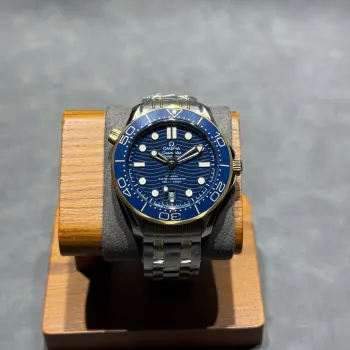 太阳出品出品 胶带款 欧米茄 OMEGA F6 海马300米系列 男表 V2升级版 钢带升级 带节宽度与正品一致 欧米茄全新海马300 米42MM 潜水腕表 1:全新海马300升级黑色螺丝 摆轮 2:全新海马300升级为与正品一致全陶瓷表盘3:升级陶瓷圈上的刻度和字 采用 白珐琅 工艺 不易变黄 有光泽 4:升级正品一致夜光效果 分针 陶瓷圈口夜明珠为绿色荧光 整体蓝色荧光 太阳出品精致推荐男士机械腕表