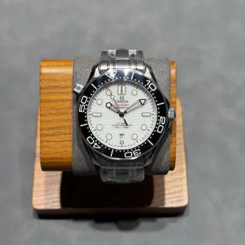 太阳出品出品 胶带款 欧米茄 OMEGA F6 海马300米系列 男表 V2升级版 钢带升级 带节宽度与正品一致 欧米茄全新海马300 米42MM 潜水腕表 1:全新海马300升级黑色螺丝 摆轮 2:全新海马300升级为与正品一致全陶瓷表盘3:升级陶瓷圈上的刻度和字 采用 白珐琅 工艺 不易变黄 有光泽 4:升级正品一致夜光效果 分针 陶瓷圈口夜明珠为绿色荧光 整体蓝色荧光 太阳出品精致推荐男士机械腕表