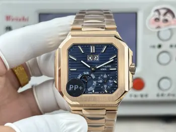 PP+Factory 2026百达翡丽重磅推出新系列CUBITUS 5822-001铂金腕表 瞬跳超大日期 星期及月相显示功能 这款Cubitus手链及表盘 既经典又时尚 优雅与高级感完美平衡 亮点特色 1  机芯:手动240珍珠陀机芯 PP+定制版本 2  钢带:316L定制级人体工程学表带 新扣款式 3  皮带胶带款式多种颜色可选择4  表壳:白壳电镀铂金材质 色泽光感更加亮眼 尺寸45mm毫米厚度仅11.8mm接近原装 PP+出品 精益求精 欢迎品鉴