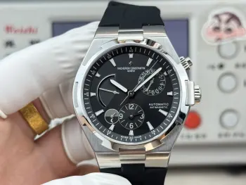 白Factory出品江诗丹顿 纵横四海多功能腕表 高雅绅士 尊贵非凡最强地表 名扬四海内 纵横表丛中  表壳 腕表尺寸42mmX13.5mm  技术突破 采用复刻版1222—SC型机芯 完美融合动力显示 昼夜显示 日期 和双时区等功能 软铁防磁盖 完美还原正品所有功能 精彩细节 透气而柔软的进口氟橡胶表带和精致典雅的马耳他式折叠扣完美与表头融