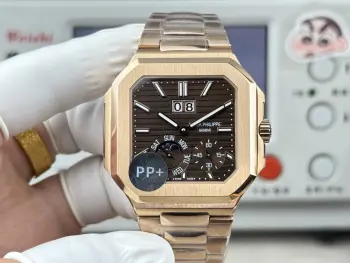 PP+Factory 2026百达翡丽重磅推出新系列CUBITUS 5822-001铂金腕表 瞬跳超大日期 星期及月相显示功能 这款Cubitus手链及表盘 既经典又时尚 优雅与高级感完美平衡 亮点特色 1  机芯:手动240珍珠陀机芯 PP+定制版本 2  钢带:316L定制级人体工程学表带 新扣款式 3  皮带胶带款式多种颜色可选择4  表壳:白壳电镀铂金材质 色泽光感更加亮眼 尺寸45mm毫米厚度仅11.8mm接近原装 PP+出品 精益求精 欢迎品鉴
