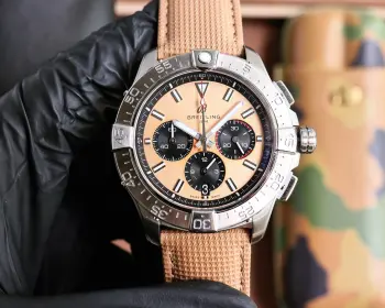 百年灵 Breitling 复仇者系列 日本多功能石英 43*13mm 拱桥强化玻璃 意大利牛皮表带 原装扣 复仇者黑鸟侦察机 承载着改变历史的使命