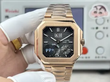 PP+Factory 2026百达翡丽重磅推出新系列CUBITUS 5822-001铂金腕表 瞬跳超大日期 星期及月相显示功能 这款Cubitus手链及表盘 既经典又时尚 优雅与高级感完美平衡 亮点特色 1  机芯:手动240珍珠陀机芯 PP+定制版本 2  钢带:316L定制级人体工程学表带 新扣款式 3  皮带胶带款式多种颜色可选择4  表壳:白壳电镀铂金材质 色泽光感更加亮眼 尺寸45mm毫米厚度仅11.8mm接近原装 PP+出品 精益求精 欢迎品鉴