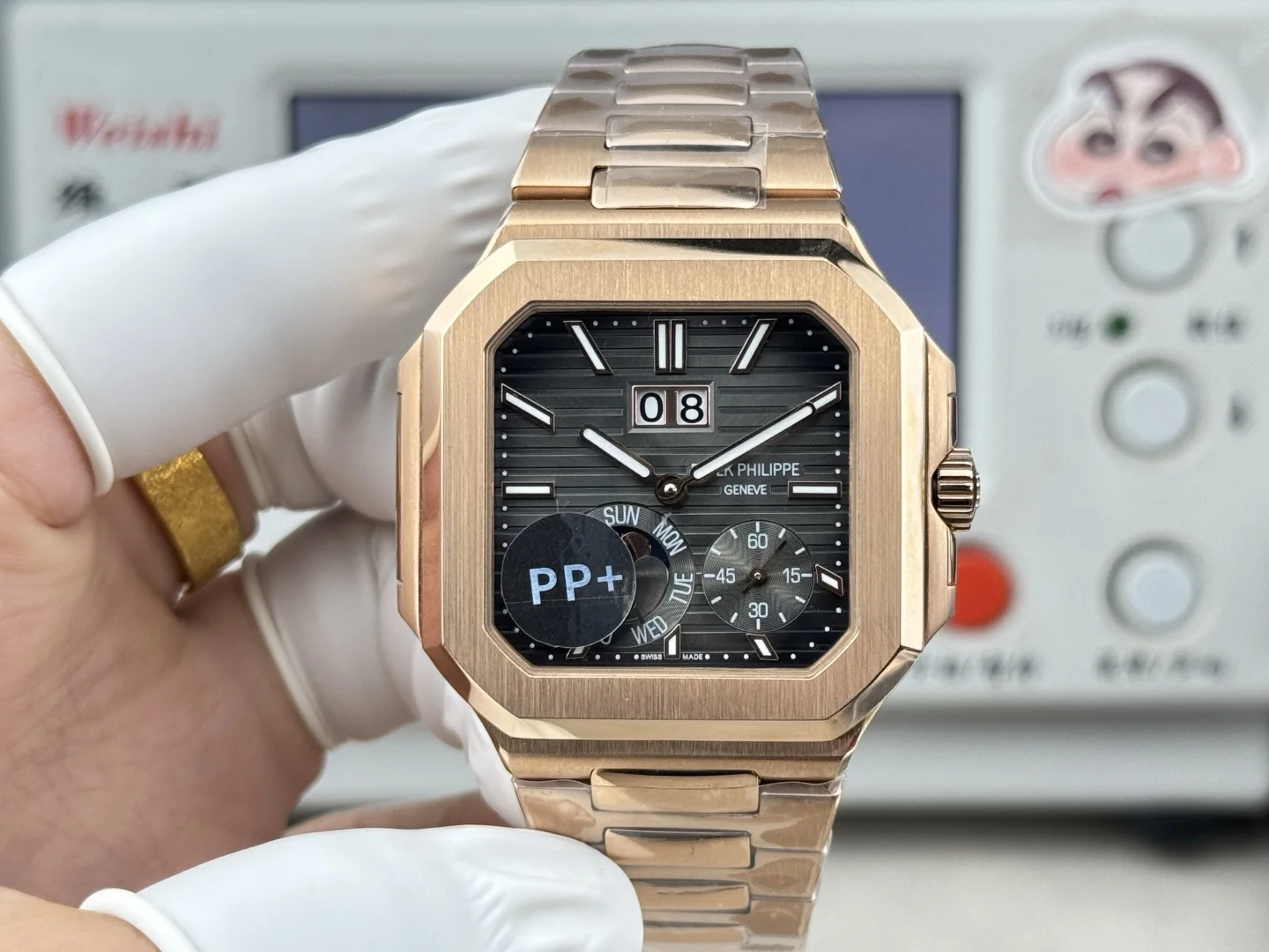PP+Factory 2026百达翡丽重磅推出新系列CUBITUS 5822-001铂金腕表 瞬跳超大日期 星期及月相显示功能 这款Cubitus手链及表盘 既经典又时尚 优雅与高级感完美平衡 亮点特色 1 机芯:手动240珍珠陀机芯 PP+定制版本 2 钢带:316L定制级人体工程学表带 新扣款式 3 皮带胶带款式多种颜色可选择4 表壳:白壳电镀铂金材质 色泽光感更加亮眼 尺寸45mm毫米厚度仅11.8mm接近原装 PP+出品 精益求精 欢迎品鉴