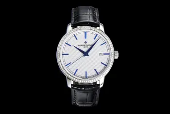 太阳出品出品 白壳 江诗丹顿 VC MO1 传袭大三针系列表径40mm 87172/000R-9302腕表充分传承到了江诗丹顿制表精华 经典三针  搭载江诗丹顿2455自动上链机芯 可从背透看到手表的机芯 意大利牛皮原装针扣 棒状时标针搭配轨道式分钟刻度将江诗丹顿这个品牌的优雅也完全展现出来了 太阳出品精致推荐男士机械腕表
