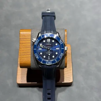 太阳出品出品 胶带款 欧米茄 OMEGA F6 海马300米系列 男表 V2升级版 钢带升级 带节宽度与正品一致 欧米茄全新海马300 米42MM 潜水腕表 1:全新海马300升级黑色螺丝 摆轮 2:全新海马300升级为与正品一致全陶瓷表盘3:升级陶瓷圈上的刻度和字 采用 白珐琅 工艺 不易变黄 有光泽 4:升级正品一致夜光效果 分针 陶瓷圈口夜明珠为绿色荧光 整体蓝色荧光 太阳出品精致推荐男士机械腕表