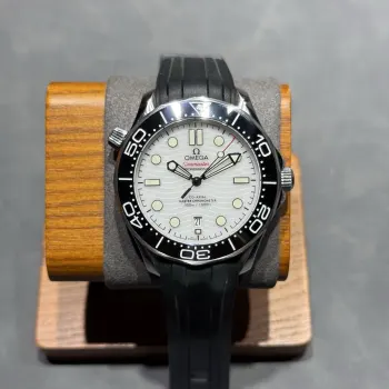 太阳出品出品 胶带款 欧米茄 OMEGA F6 海马300米系列 男表 V2升级版 钢带升级 带节宽度与正品一致 欧米茄全新海马300 米42MM 潜水腕表 1:全新海马300升级黑色螺丝 摆轮 2:全新海马300升级为与正品一致全陶瓷表盘3:升级陶瓷圈上的刻度和字 采用 白珐琅 工艺 不易变黄 有光泽 4:升级正品一致夜光效果 分针 陶瓷圈口夜明珠为绿色荧光 整体蓝色荧光 太阳出品精致推荐男士机械腕表