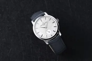 太阳出品出品 白壳  Traditionnelle 江诗丹顿 VC MO1 传袭系列 270周年限量版时计 融汇专为品牌周年纪念打造的专属风格细节 表盘缀以灵感源自马耳他十字的 周年纪念几何图案 于举手投足间呈现微妙的光影变幻 透过蓝宝石表底盖 机芯板桥上的特殊纹样润饰一览无余  淋漓演绎江诗丹顿的标志性含蓄风格 精致推荐男士 两针半 机械腕表