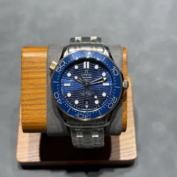 太阳出品出品 胶带款 欧米茄 OMEGA F6 海马300米系列 男表 V2升级版 钢带升级 带节宽度与正品一致 欧米茄全新海马300 米42MM 潜水腕表 1:全新海马300升级黑色螺丝 摆轮 2:全新海马300升级为与正品一致全陶瓷表盘3:升级陶瓷圈上的刻度和字 采用 白珐琅 工艺 不易变黄 有光泽 4:升级正品一致夜光效果 分针 陶瓷圈口夜明珠为绿色荧光 整体蓝色荧光 太阳出品精致推荐男士机械腕表