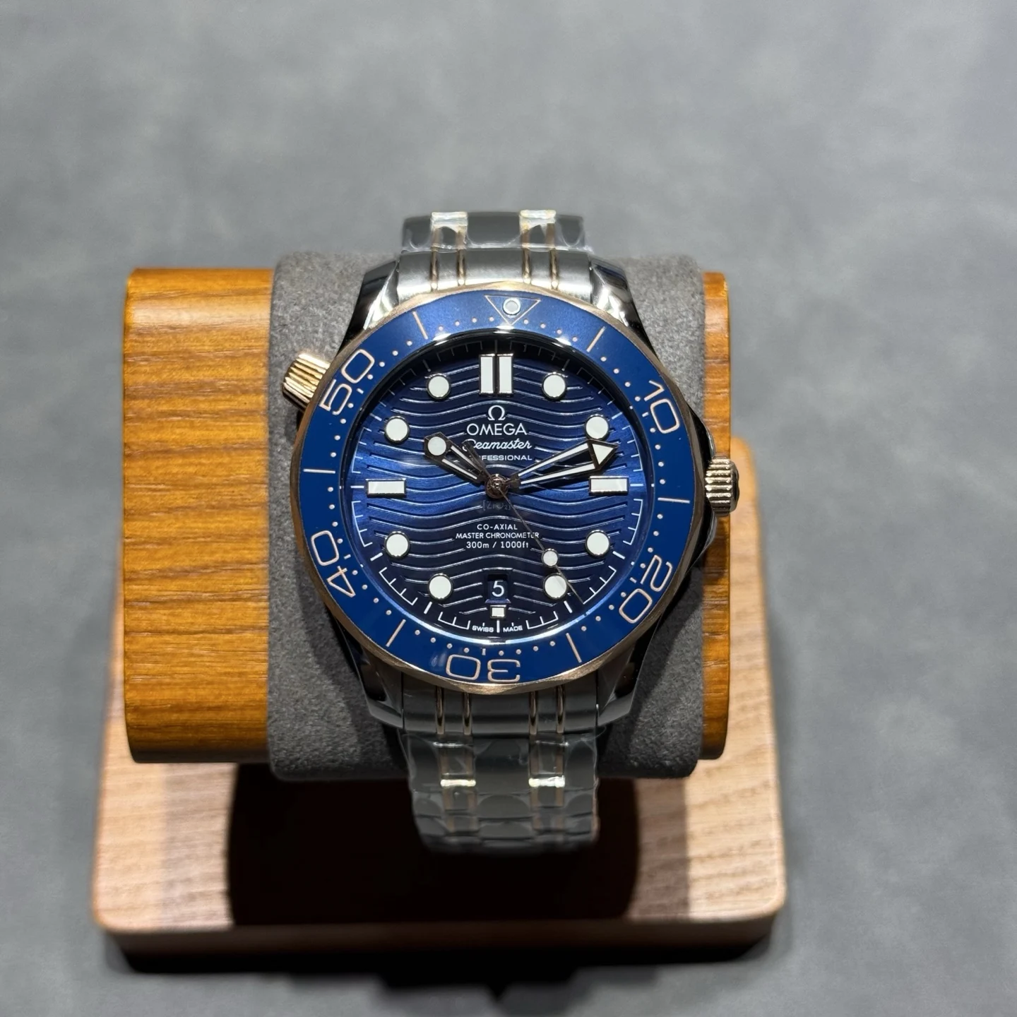 太阳出品出品 胶带款 欧米茄 OMEGA F6 海马300米系列 男表 V2升级版 钢带升级 带节宽度与正品一致 欧米茄全新海马300 米42MM 潜水腕表 1:全新海马300升级黑色螺丝 摆轮 2:全新海马300升级为与正品一致全陶瓷表盘3:升级陶瓷圈上的刻度和字 采用 白珐琅 工艺 不易变黄 有光泽 4:升级正品一致夜光效果 分针 陶瓷圈口夜明珠为绿色荧光 整体蓝色荧光 太阳出品精致推荐男士机械腕表