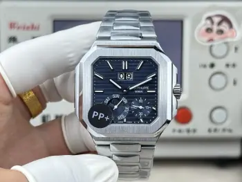 PP+Factory 2026百达翡丽重磅推出新系列CUBITUS 5822-001铂金腕表 瞬跳超大日期 星期及月相显示功能 这款Cubitus手链及表盘 既经典又时尚 优雅与高级感完美平衡 亮点特色 1  机芯:手动240珍珠陀机芯 PP+定制版本 2  钢带:316L定制级人体工程学表带 新扣款式 3  皮带胶带款式多种颜色可选择4  表壳:白壳电镀铂金材质 色泽光感更加亮眼 尺寸45mm毫米厚度仅11.8mm接近原装 PP+出品 精益求精 欢迎品鉴