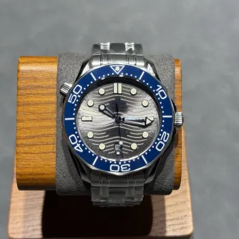 太阳出品出品 胶带款 欧米茄 OMEGA F6 海马300米系列 男表 V2升级版 钢带升级 带节宽度与正品一致 欧米茄全新海马300 米42MM 潜水腕表 1:全新海马300升级黑色螺丝 摆轮 2:全新海马300升级为与正品一致全陶瓷表盘3:升级陶瓷圈上的刻度和字 采用 白珐琅 工艺 不易变黄 有光泽 4:升级正品一致夜光效果 分针 陶瓷圈口夜明珠为绿色荧光 整体蓝色荧光 太阳出品精致推荐男士机械腕表