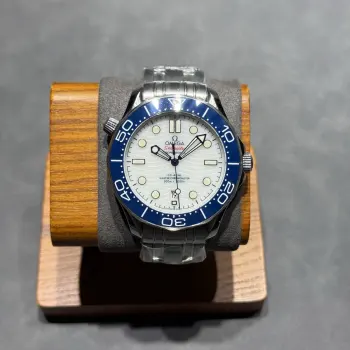 太阳出品出品 胶带款 欧米茄 OMEGA F6 海马300米系列 男表 V2升级版 钢带升级 带节宽度与正品一致 欧米茄全新海马300 米42MM 潜水腕表 1:全新海马300升级黑色螺丝 摆轮 2:全新海马300升级为与正品一致全陶瓷表盘3:升级陶瓷圈上的刻度和字 采用 白珐琅 工艺 不易变黄 有光泽 4:升级正品一致夜光效果 分针 陶瓷圈口夜明珠为绿色荧光 整体蓝色荧光 太阳出品精致推荐男士机械腕表
