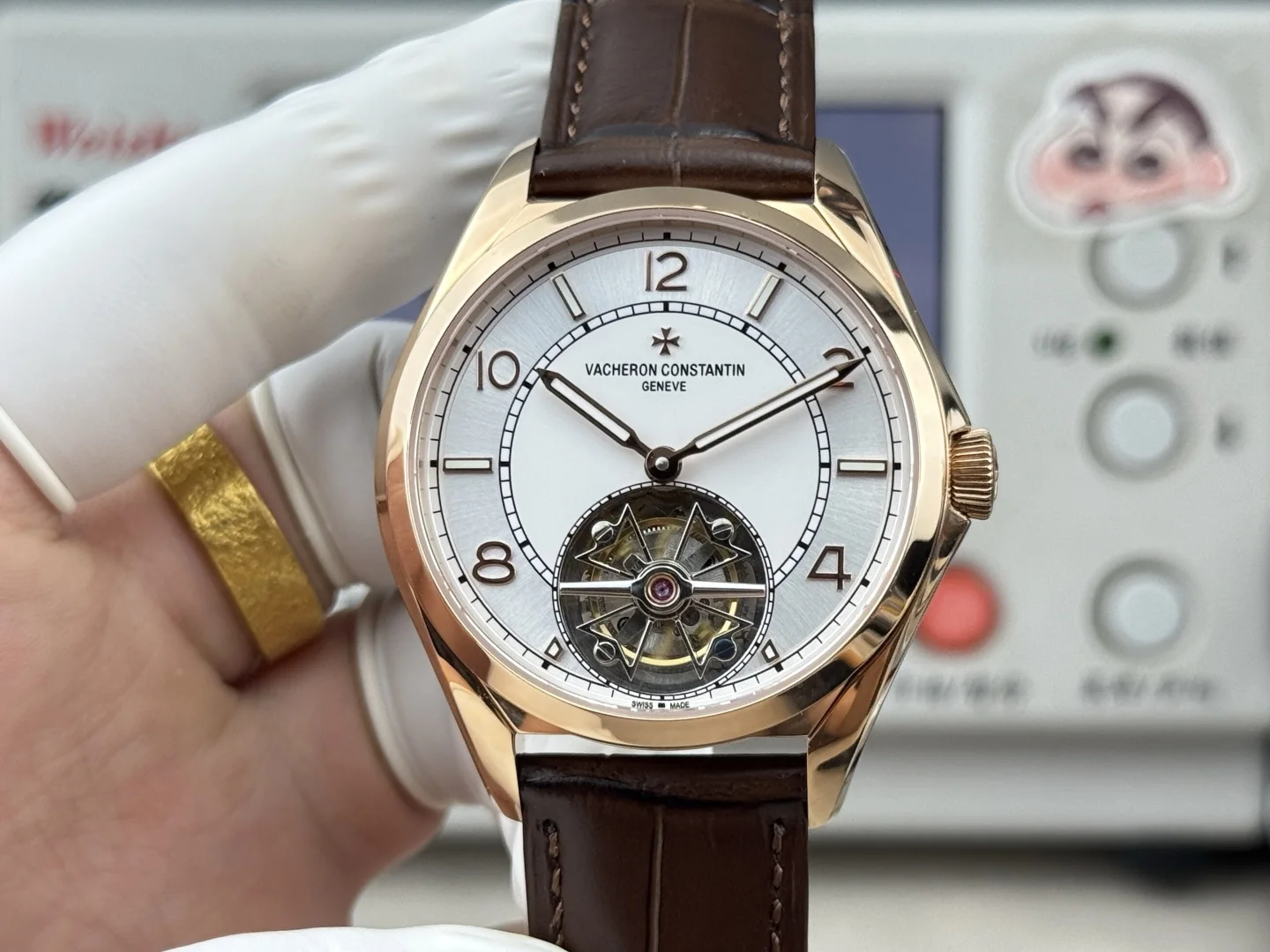 ANT出品 2026年全新推出江诗丹顿伍陆之型6000E/000R-B488 FIFTYSIX陀飞轮腕表 外观做到了1:1复刻打破市场壁垒 整表尺寸11.5*41MM 独家搭配最新款原装折叠针扣 超强夜光 1:1无卡度手动陀飞轮 上链轻 储蓄能量72小时以上 6点钟的陀飞轮装置上 其马耳他十字框架及横桥以全手工打磨倒角 这项工艺耗时约12小时 精致优雅的陀飞轮装置呈现出独特的机械美感 