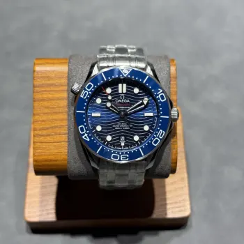 太阳出品出品 胶带款 欧米茄 OMEGA F6 海马300米系列 男表 V2升级版 钢带升级 带节宽度与正品一致 欧米茄全新海马300 米42MM 潜水腕表 1:全新海马300升级黑色螺丝 摆轮 2:全新海马300升级为与正品一致全陶瓷表盘3:升级陶瓷圈上的刻度和字 采用 白珐琅 工艺 不易变黄 有光泽 4:升级正品一致夜光效果 分针 陶瓷圈口夜明珠为绿色荧光 整体蓝色荧光 太阳出品精致推荐男士机械腕表