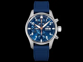 太阳出品出品 TW新品新款 万国 IWC AP5 飞行员小王子特别版41MMIW3881201.腕表采用316精钢打磨抛光 做工成熟 线条清晰而富有立体感 颜色搭配和谐 非常百搭 2.与之前的飞行员相比 新款时计尺寸缩小到41尺寸 更加符合现代男表的黄金尺寸3.表盘设计延续飞行员经典的驾驶舱仪表盘风格 蓝色表盘显得非常干净 4.全新透底设计采用7750改自产69385型自动上链机械机芯 上满链后能为腕表提供46小时动力TW匠心巨作 欢迎品鉴 太阳出品精致推荐男士多功能机械腕表