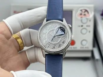 太阳出品出品 半钻壳 满钻壳 1YMS 最新修正升级版 VC 江诗丹顿 VC9 Egerie 伊灵女神系列 再添新作 沉淀时光雅韵 流转日夜芳华 超薄机械女式腕表延续系列风格 全新乳光表盘以璀璨美钻相饰 褶皱纹饰历经数月调试 运用传统的 织锦(tapestry) 工艺制作而成  表面 全面镶199颗施华洛世钻 全用手工制作而成 代表爱情永恒久久  精致推荐女士机械腕表
