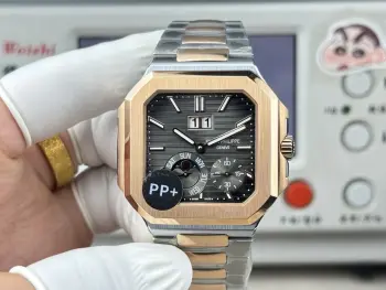 PP+Factory 2026百达翡丽重磅推出新系列CUBITUS 5822-001铂金腕表 瞬跳超大日期 星期及月相显示功能 这款Cubitus手链及表盘 既经典又时尚 优雅与高级感完美平衡 亮点特色 1  机芯:手动240珍珠陀机芯 PP+定制版本 2  钢带:316L定制级人体工程学表带 新扣款式 3  皮带胶带款式多种颜色可选择4  表壳:白壳电镀铂金材质 色泽光感更加亮眼 尺寸45mm毫米厚度仅11.8mm接近原装 PP+出品 精益求精 欢迎品鉴