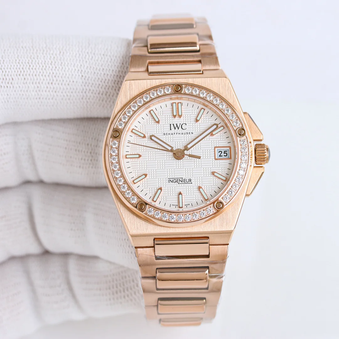 太阳出品出品 白壳IWS Factory 重磅推荐 万国 IWC 新款 女工程师 巅峰升级 R71 工程师系列 IWC万国女款工程师自动腕表35.1mm版本震撼来袭 耗时攻克多层技术难关 只为还原市场顶级质感 将精准与优雅完美融合 堪称匠心力作 精致推荐女士机械腕表