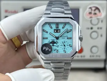 PP+Factory 2026百达翡丽重磅推出新系列CUBITUS 5822-001铂金腕表 瞬跳超大日期 星期及月相显示功能 这款Cubitus手链及表盘 既经典又时尚 优雅与高级感完美平衡 亮点特色 1  机芯:手动240珍珠陀机芯 PP+定制版本 2  钢带:316L定制级人体工程学表带 新扣款式 3  皮带胶带款式多种颜色可选择4  表壳:白壳电镀铂金材质 色泽光感更加亮眼 尺寸45mm毫米厚度仅11.8mm接近原装 PP+出品 精益求精 欢迎品鉴