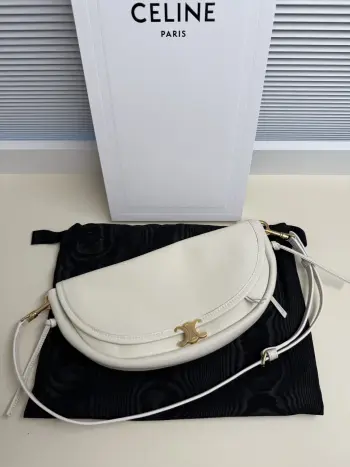 CE Halfmoon 半月包 mini到货进口羊皮 全钢五金 标志性Triomphe磁吸式扣饰经过微缩设计 以更加内敛的形式融入包体 两种包型——翻盖Besace与弧形Half Moon 自重很轻 配全套包装款号 L10373尺寸 25*13*5